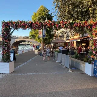 Loved creating this floral archway down by the Kingston riverside! A jolly way to get power over to the electric Go Boats on the river. We all had a lovely trip up to Hampton Court on one of these boats - very highly recommended! Thanks to @goboatkingston and a special mention to Daniel, Josie and Michelle for making the trip extra special!⁠⠀
⁠⠀
#visimp #visualimpact #vm #display #props #goboatkingston #kingstonriverside #floraldisplay #flowers #endofsummer