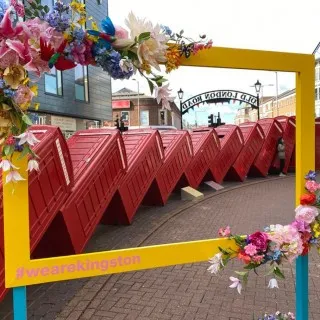Loved making these floral selfie frames to add a bit of colour as the weather closes in! Check them out down on the riverside next to @goboatkingston, in Old London Road and with the lovely exhibition in the Market Place. Thanks @inkingstonuk #wearekingston #selfie #selfieframe #visimp #visualimpact #vm #display #props #floraldisplay #pictureframe